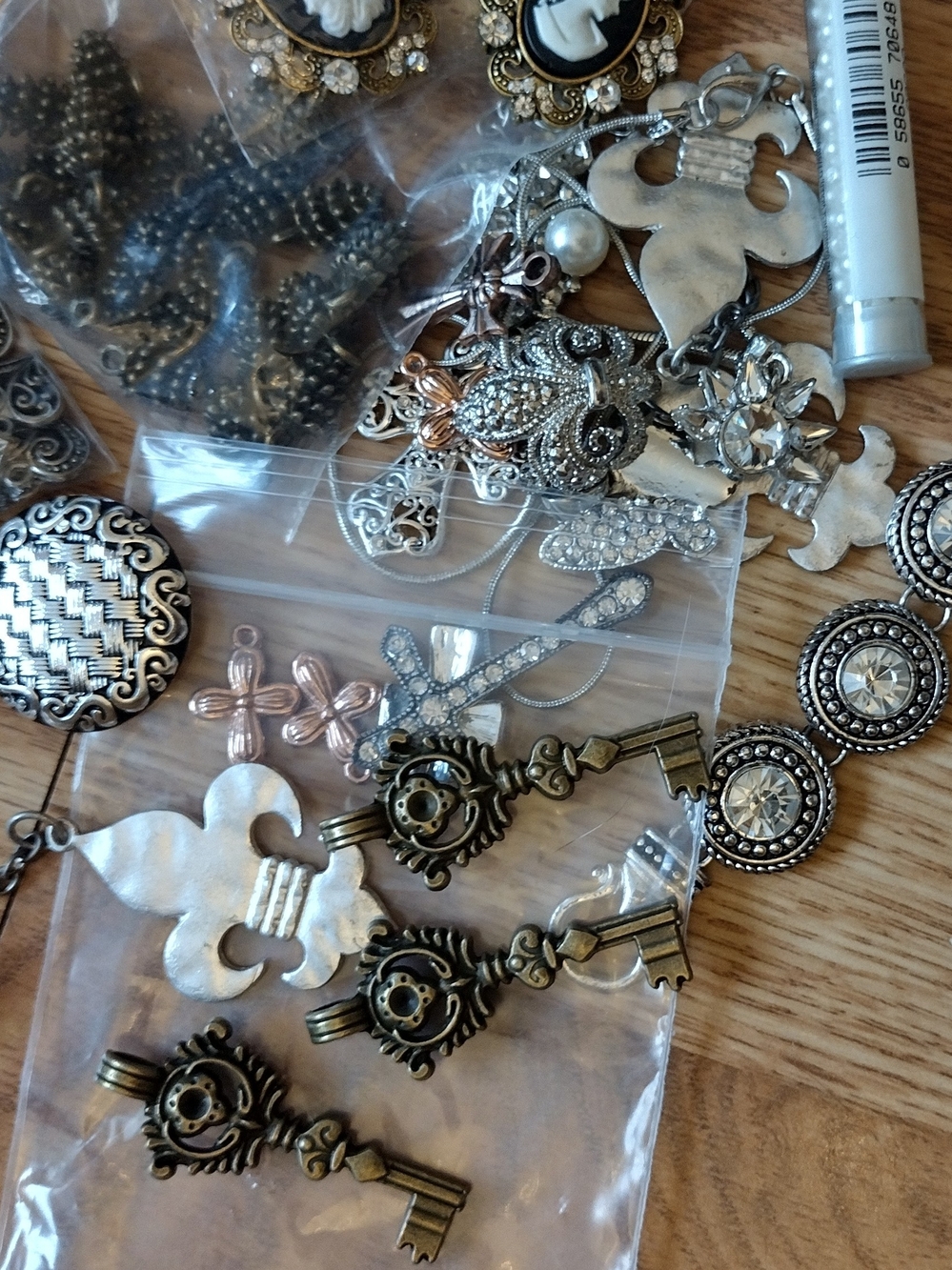 Mixed Lot DIY Craft Projects Beads Flowers Metal Accents - Picture 4 of 14